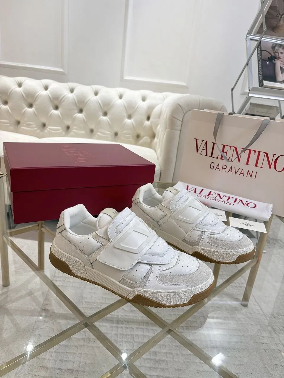 👟👟Ex-factory price 640👟👟 🔺Valentino🔺 Valentino casual shoes! Top version!  Purchase the original version and develop it 1:1! Lasting technology, classic splicing, fashionable and versatile, 🎁Full set of packaging at the same time at the counter. Fabric: customized cowhide + super soft sheepskin + mercerized cow suede. Lining: original double-sided velvet + breathable mesh. Outsole: original TPU material outsole, non-slip and wear-resistant. Code number: men 39~46